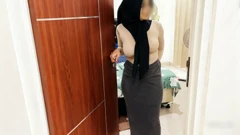 BOKEP INDO VIRAL – Hijab tebal ibu temanku sangat menggoda.